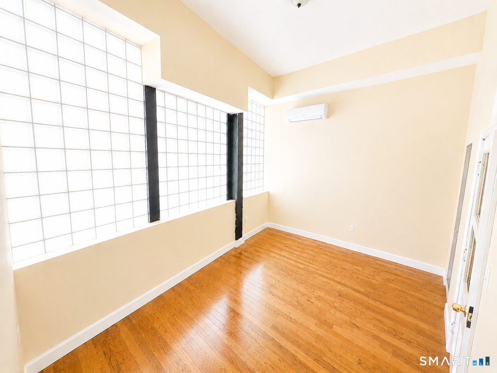 105 Bank Street - Photo 0