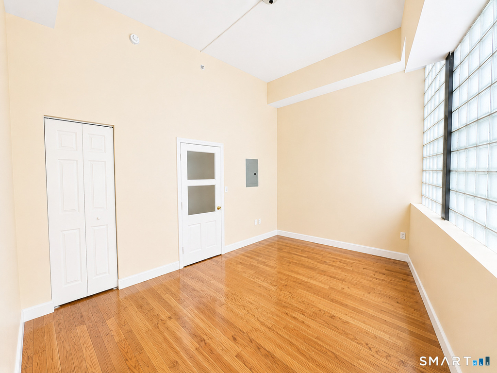 105 Bank Street - Photo 2