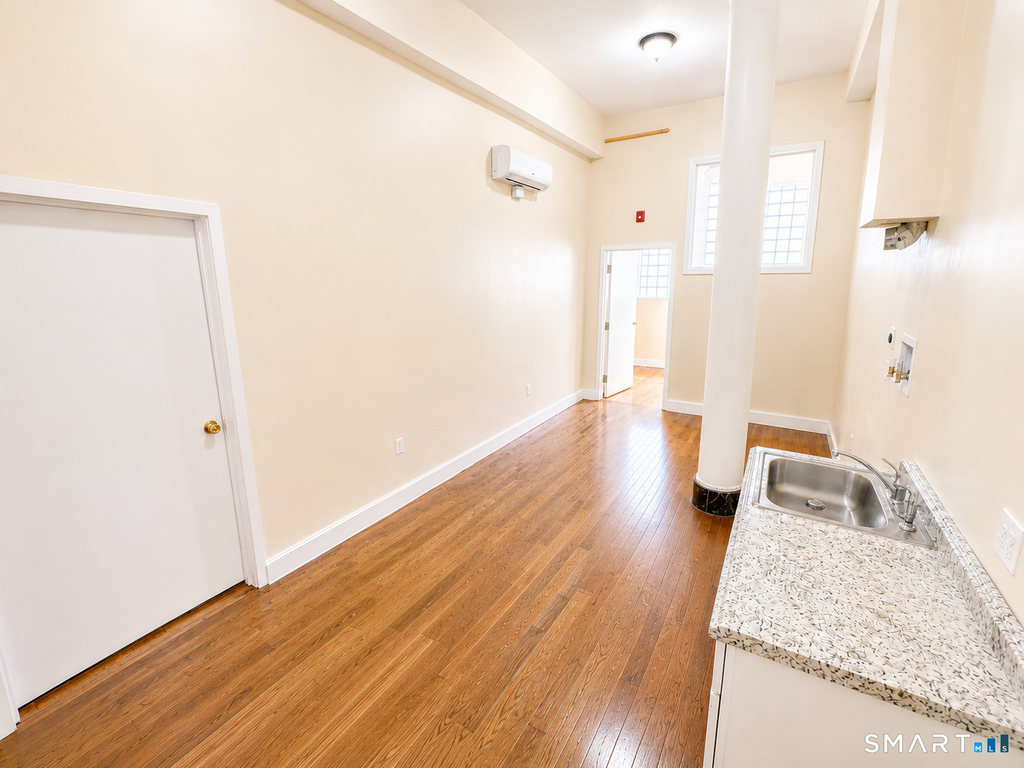 105 Bank Street - Photo 2