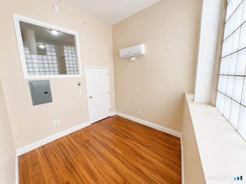 105 Bank Street - Photo 4