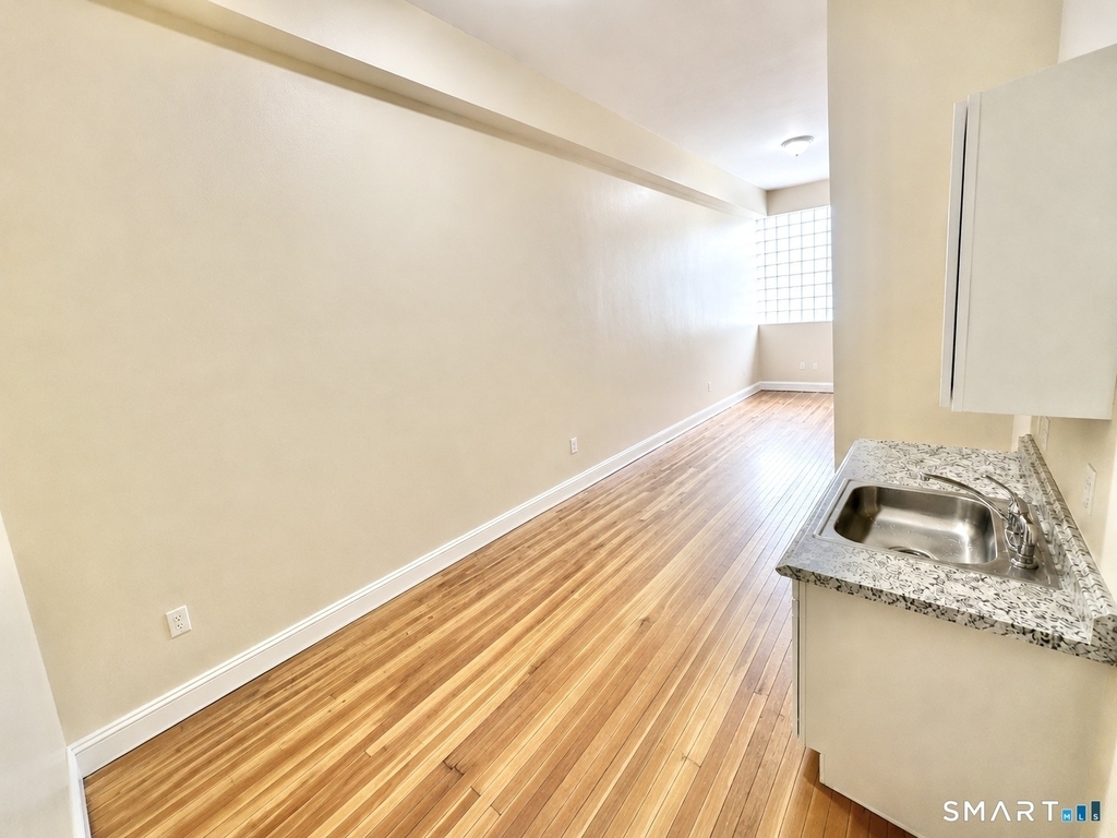 105 Bank Street - Photo 5