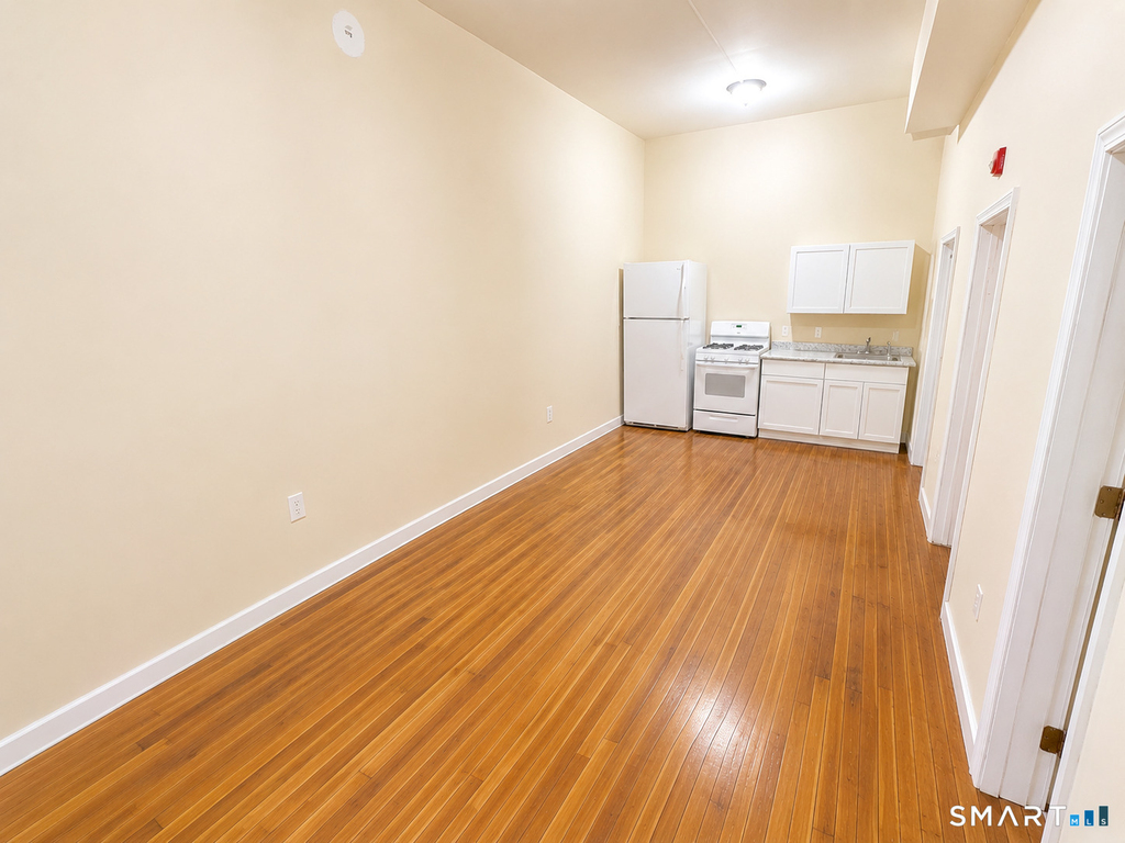 105 Bank Street - Photo 2