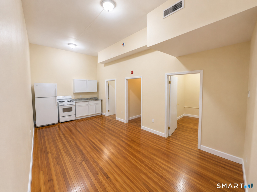 105 Bank Street - Photo 0