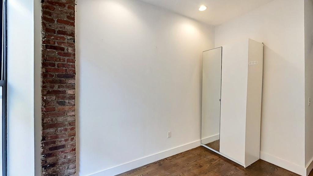 1047 Bedford Ave - Photo 6