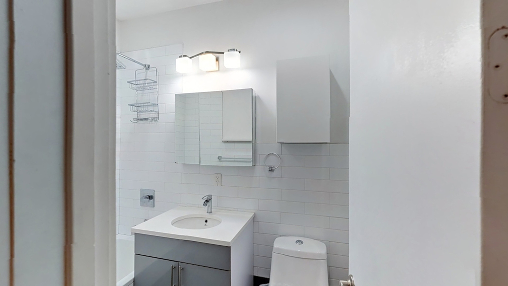 1047 Bedford Ave - Photo 3