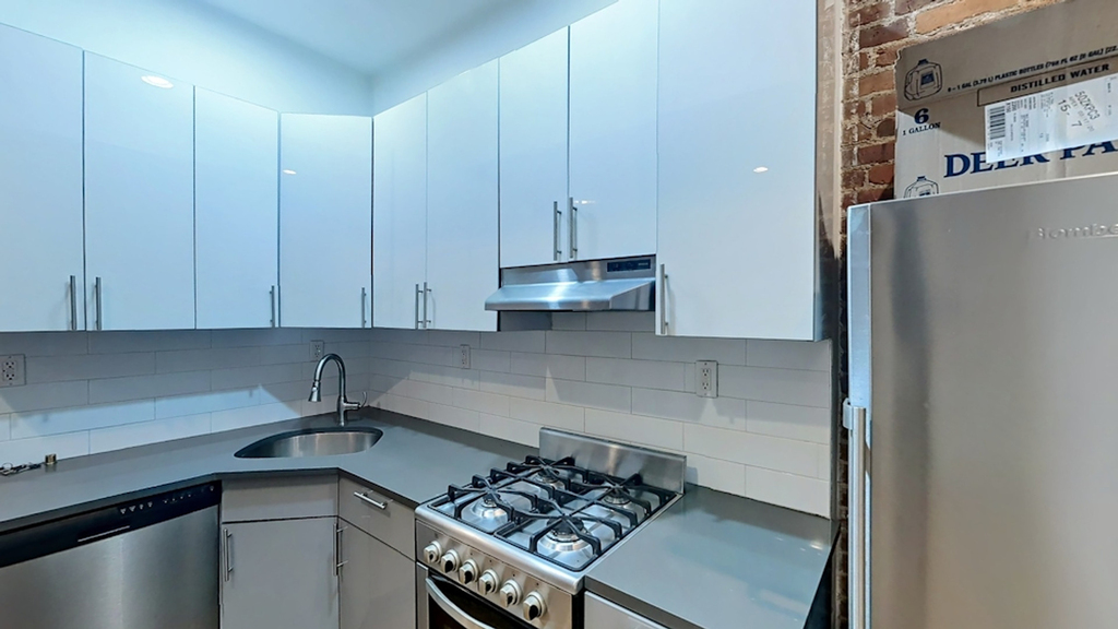 1047 Bedford Ave - Photo 2