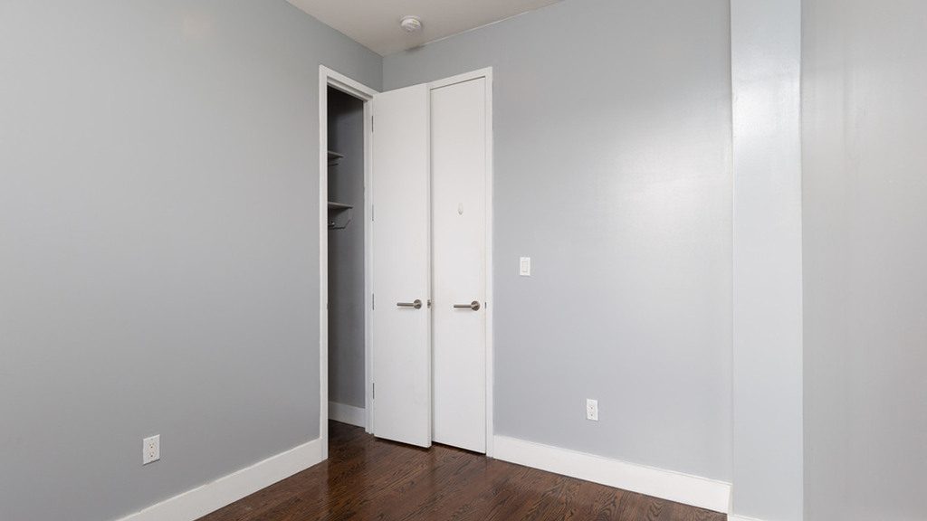 615 Gates Ave - Photo 4