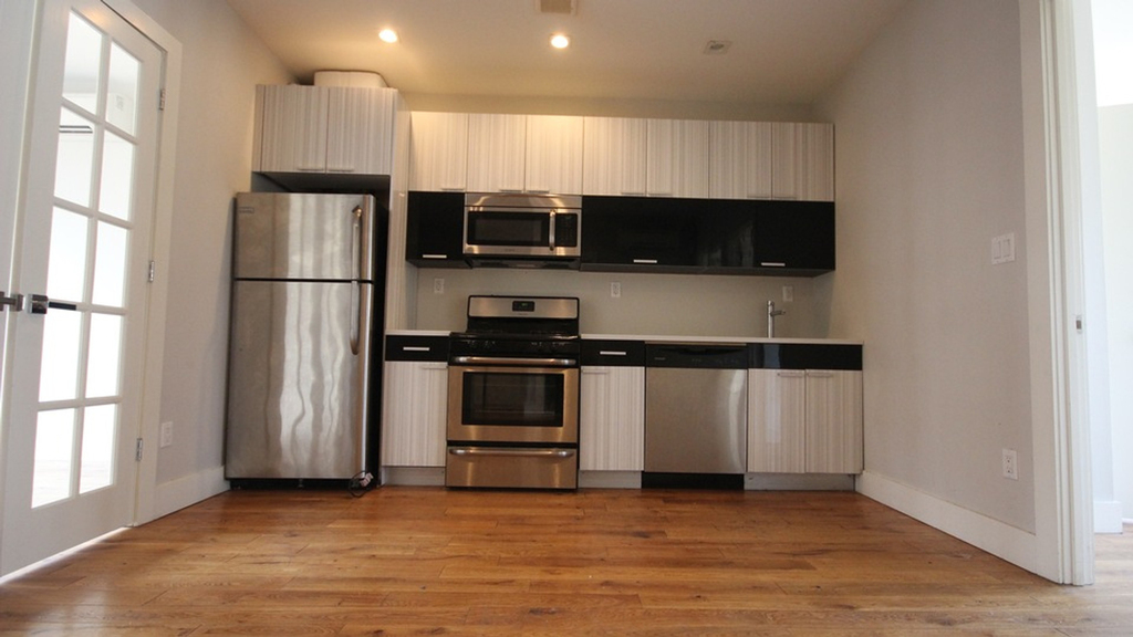 443 Harman St  - Photo 2