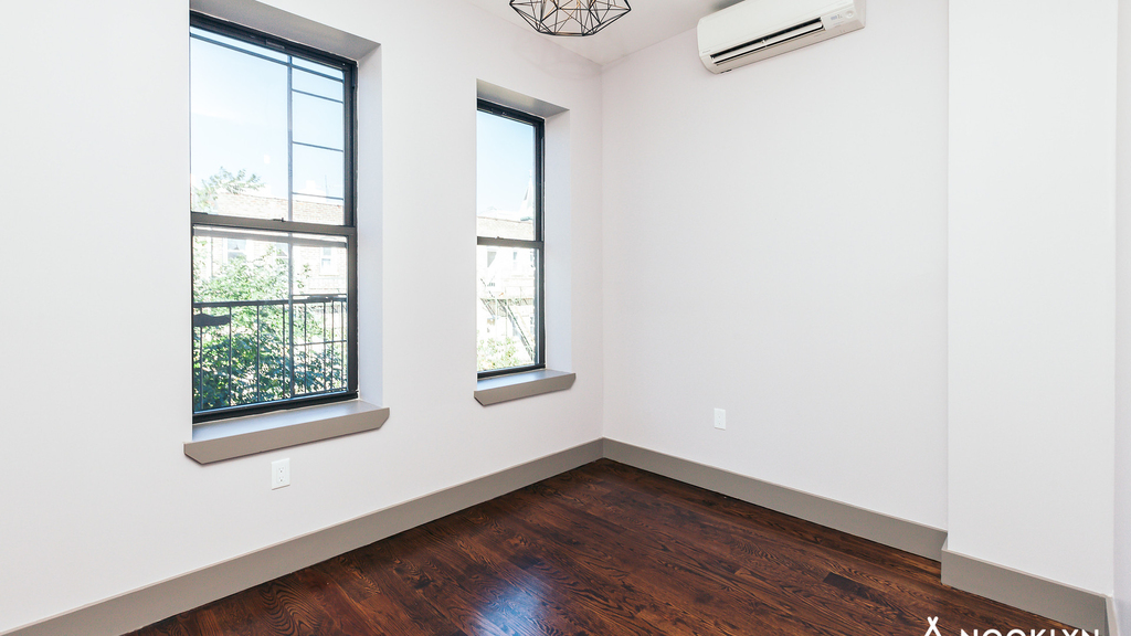 17-13 Gates Ave - Photo 10
