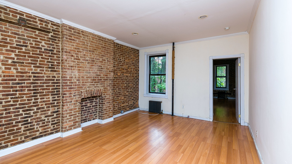 71 Pineapple St - Photo 1