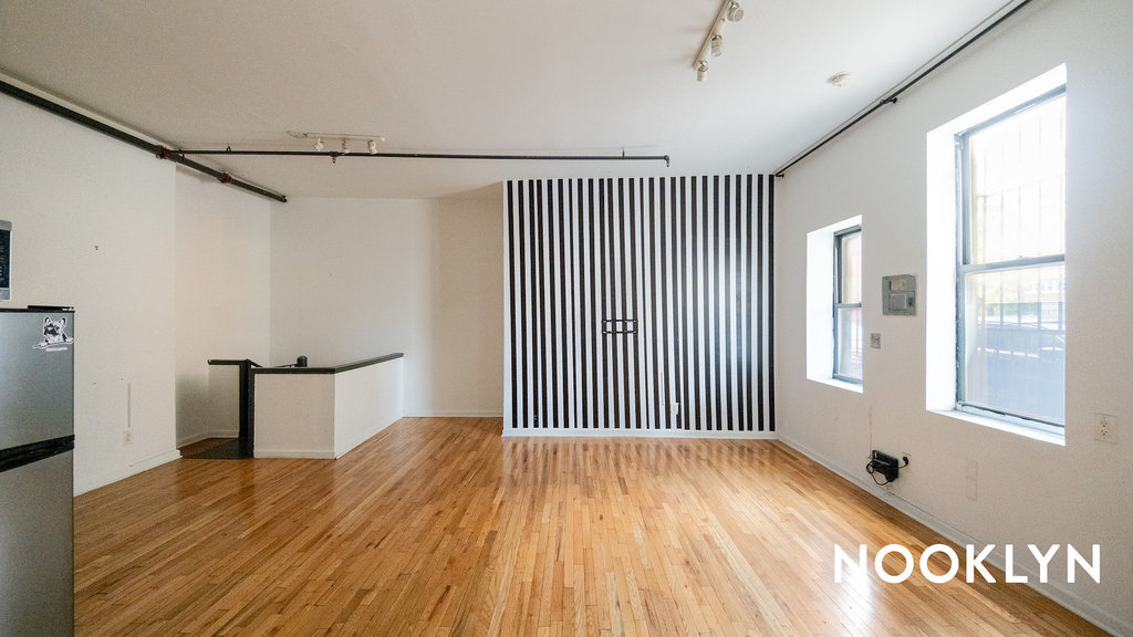 1670 Gates Ave - Photo 17