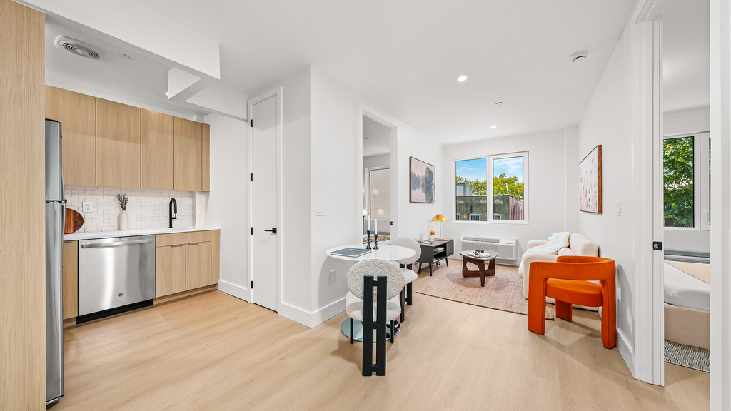 102 E 53rd St - Photo 6