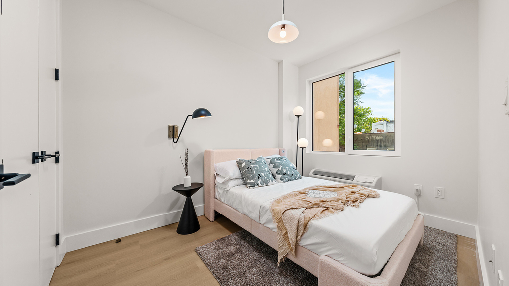 102 E 53rd St - Photo 5