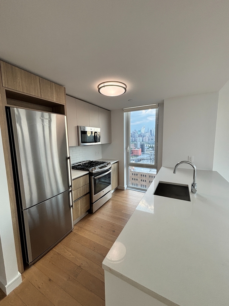 24th St & Queens Plaza S - Photo 4