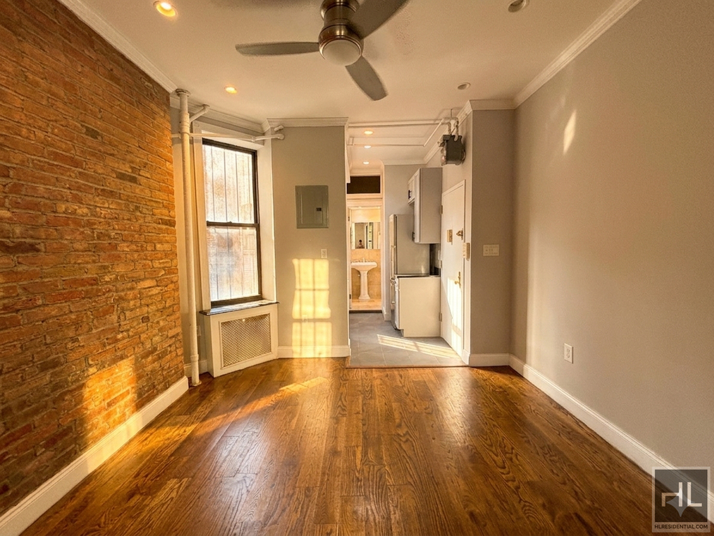 Mott Street - Photo 1
