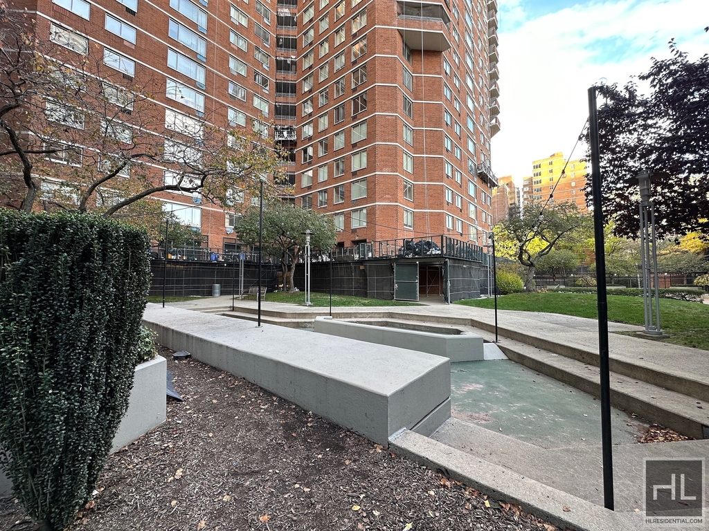 2nd Avenue - Photo 3