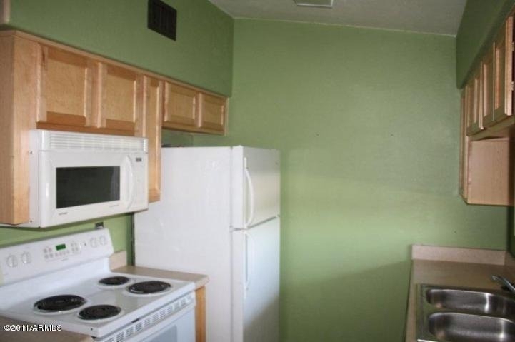 3301 E Earll Drive - Photo 3