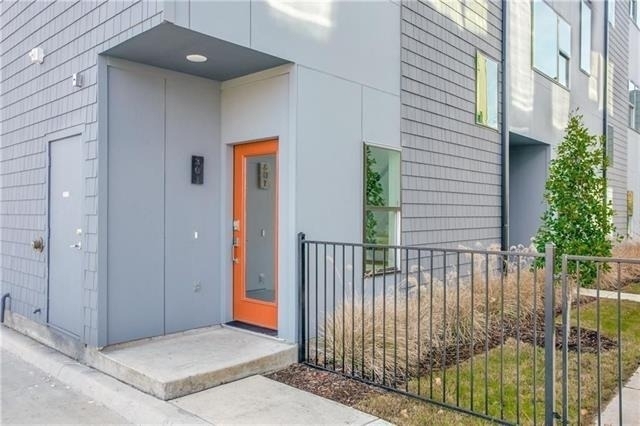 427 W 10th Street - Photo 2