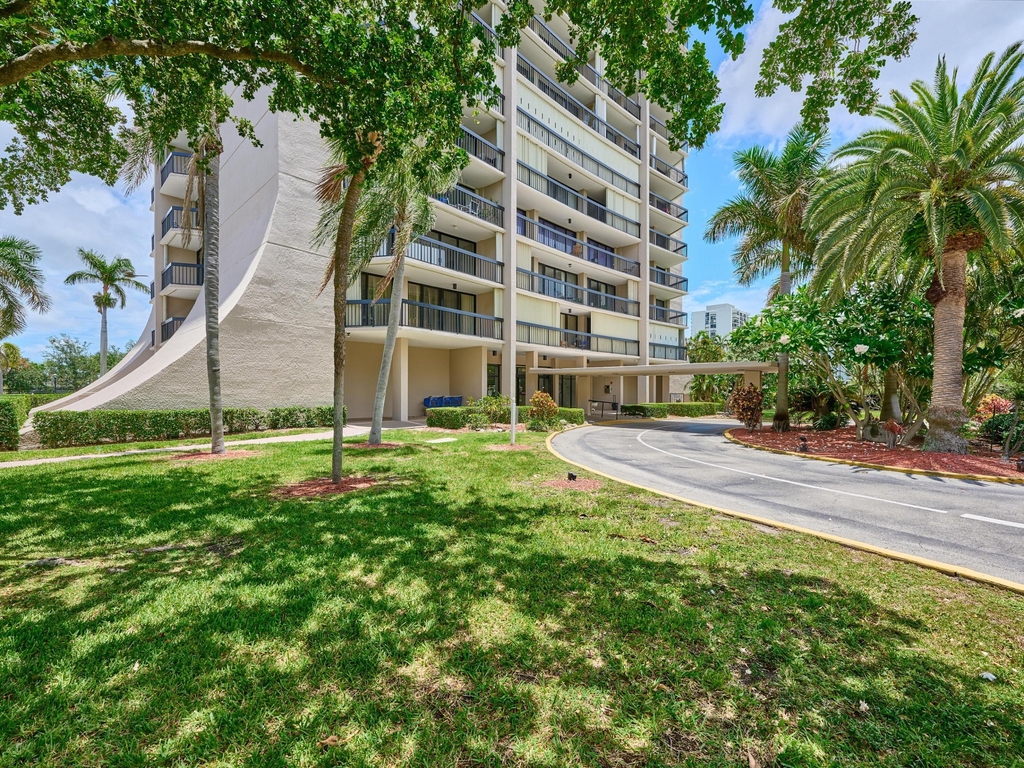 2425 Presidential Way - Photo 36