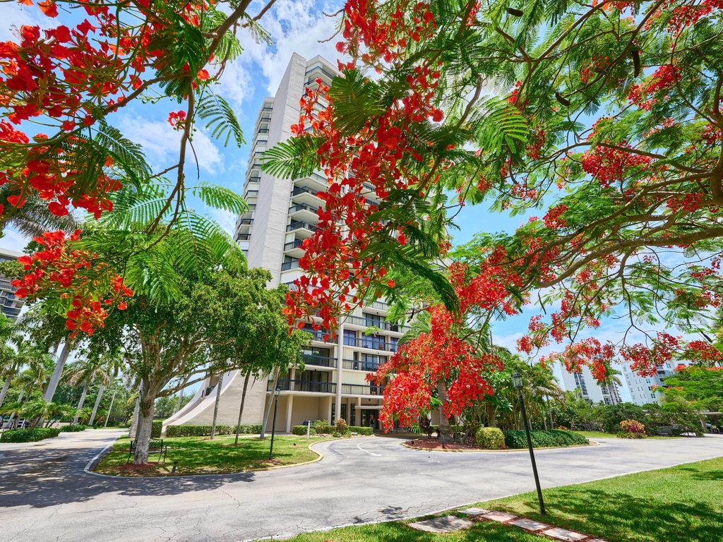 2425 Presidential Way - Photo 35