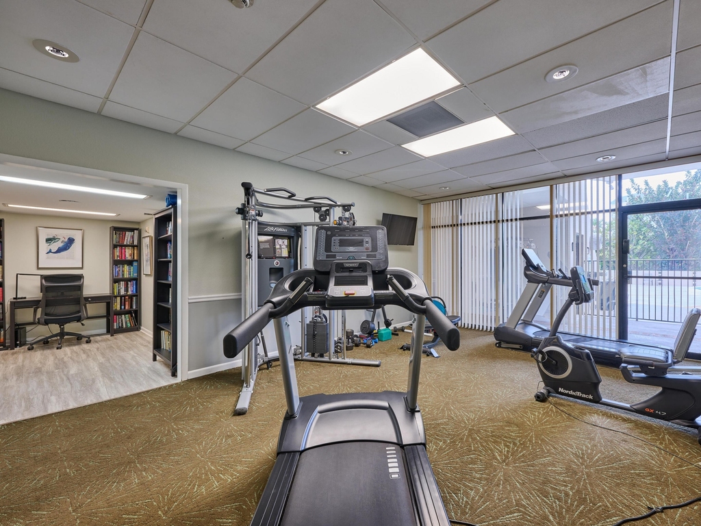 2425 Presidential Way - Photo 31