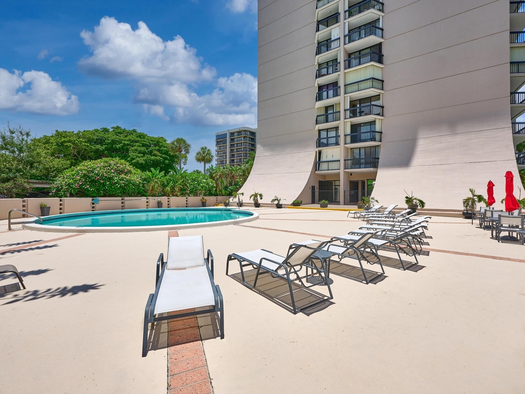 2425 Presidential Way - Photo 28