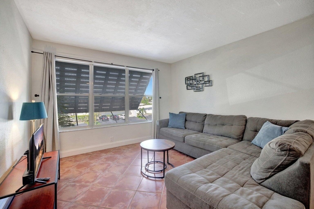 2400 Ne 33rd Avenue - Photo 10