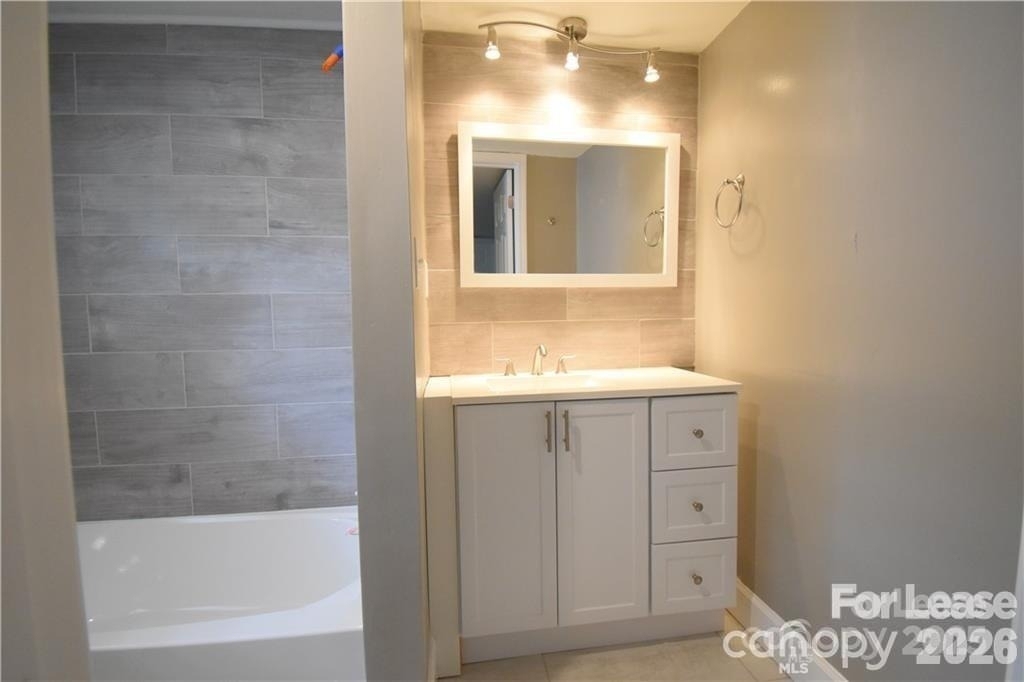 1077 Henderson Street - Photo 2
