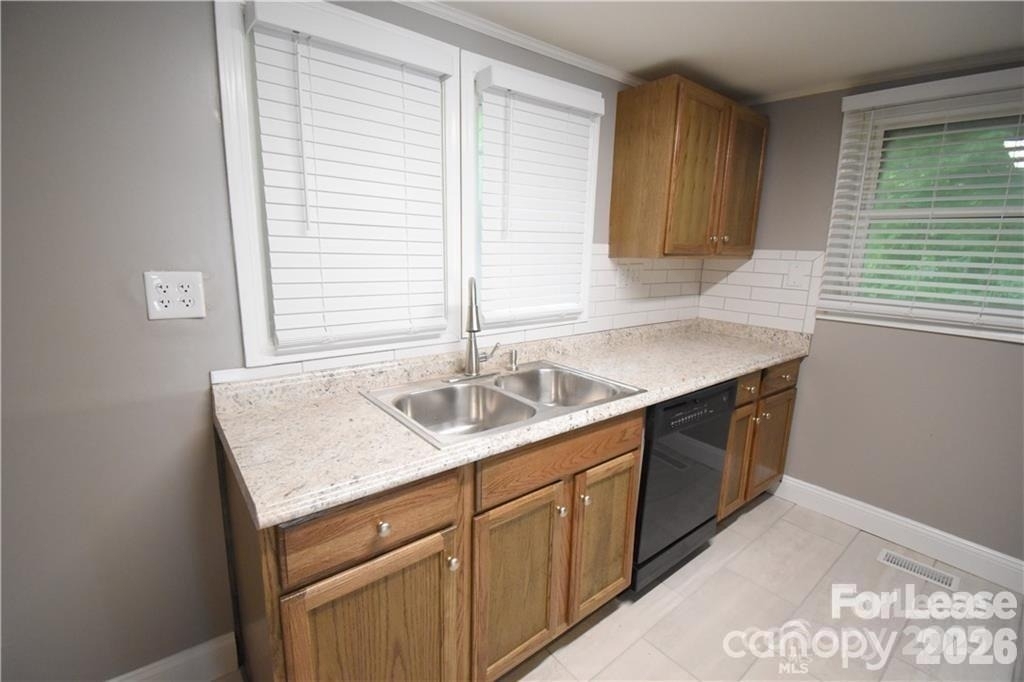 1077 Henderson Street - Photo 20