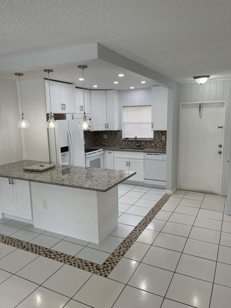 440 Se 2nd Avenue - Photo 1