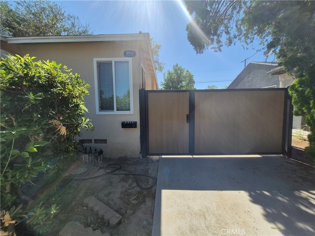 8913 Rathburn Avenue - Photo 2
