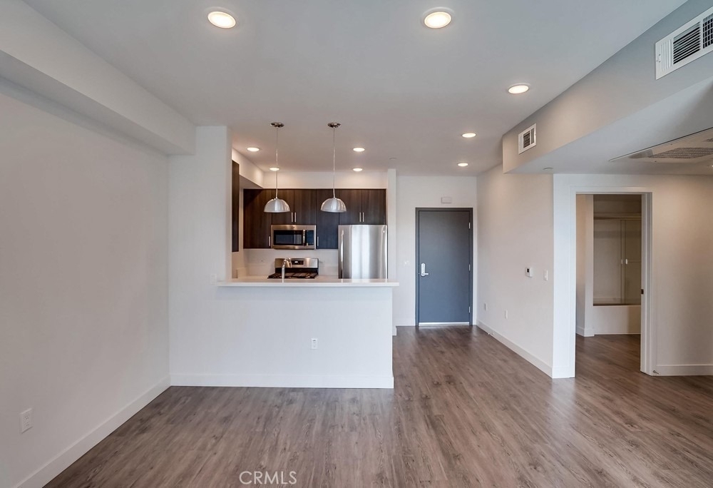 6015 Woodman Avenue - Photo 9