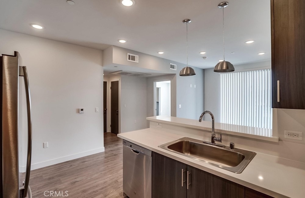 6015 Woodman Avenue - Photo 6