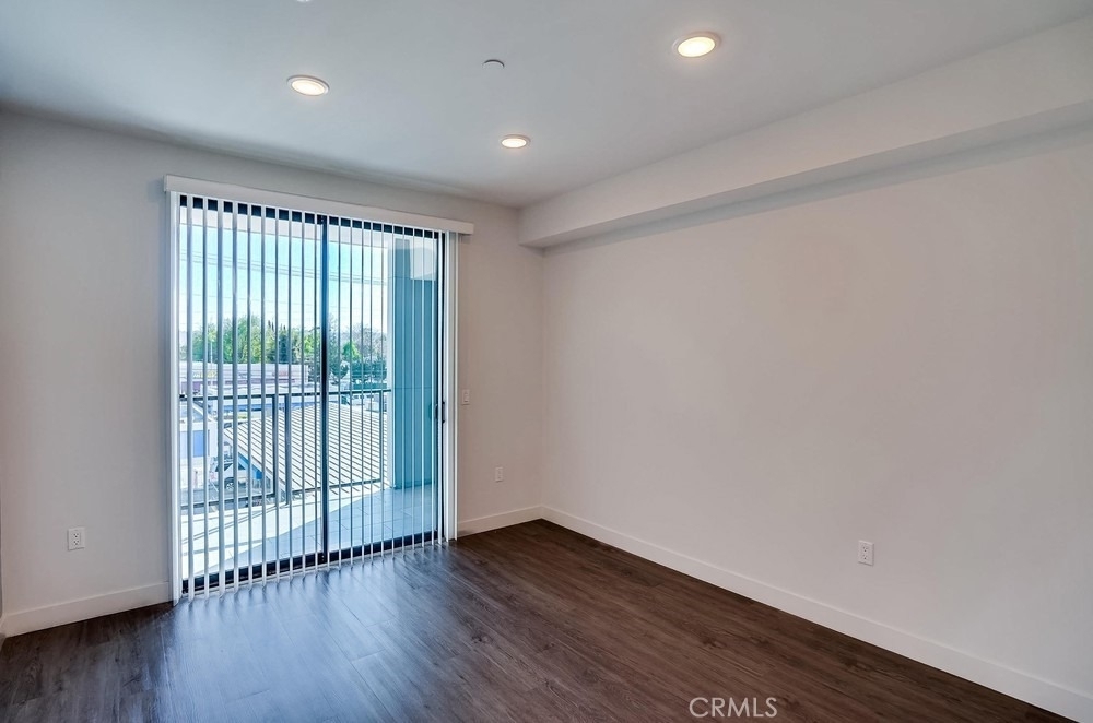 6015 Woodman Avenue - Photo 10