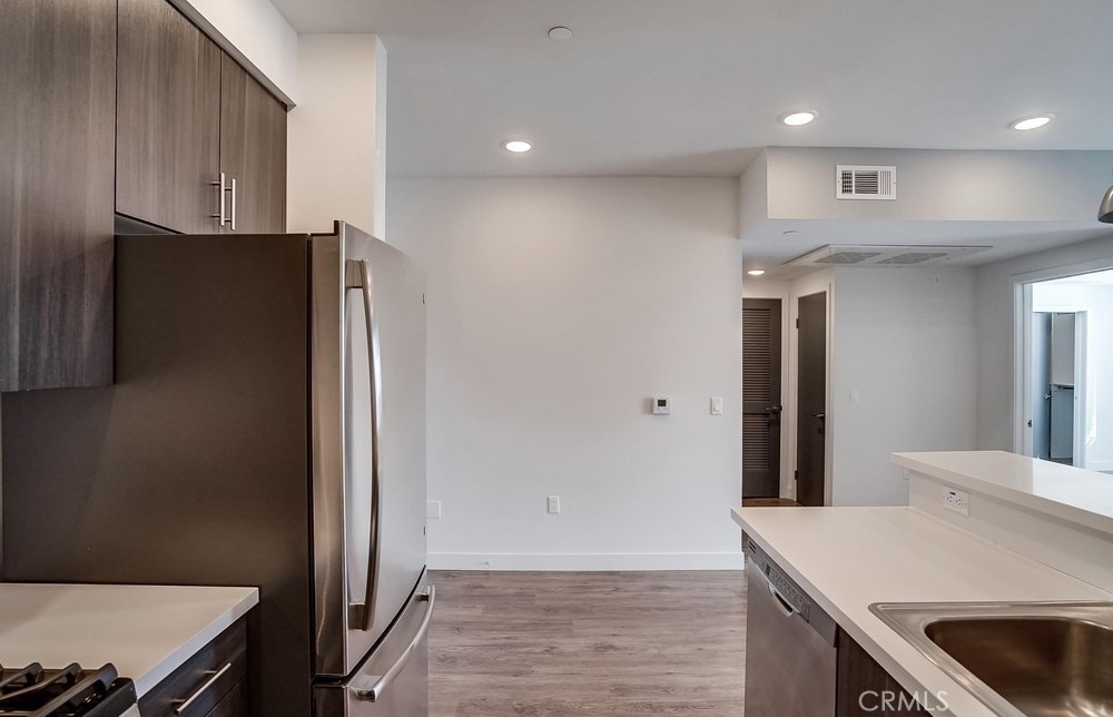 6015 Woodman Avenue - Photo 5