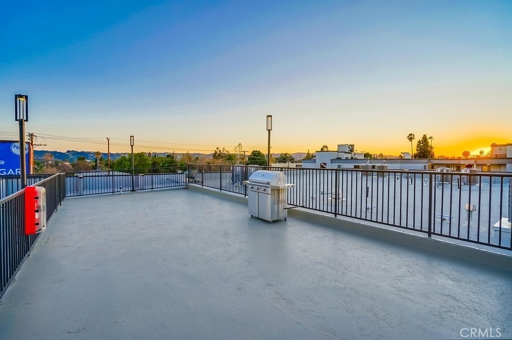 6015 Woodman Avenue - Photo 30