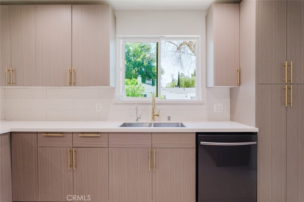 16155 Hamlin Street - Photo 8