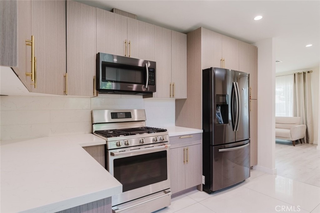 16155 Hamlin Street - Photo 9