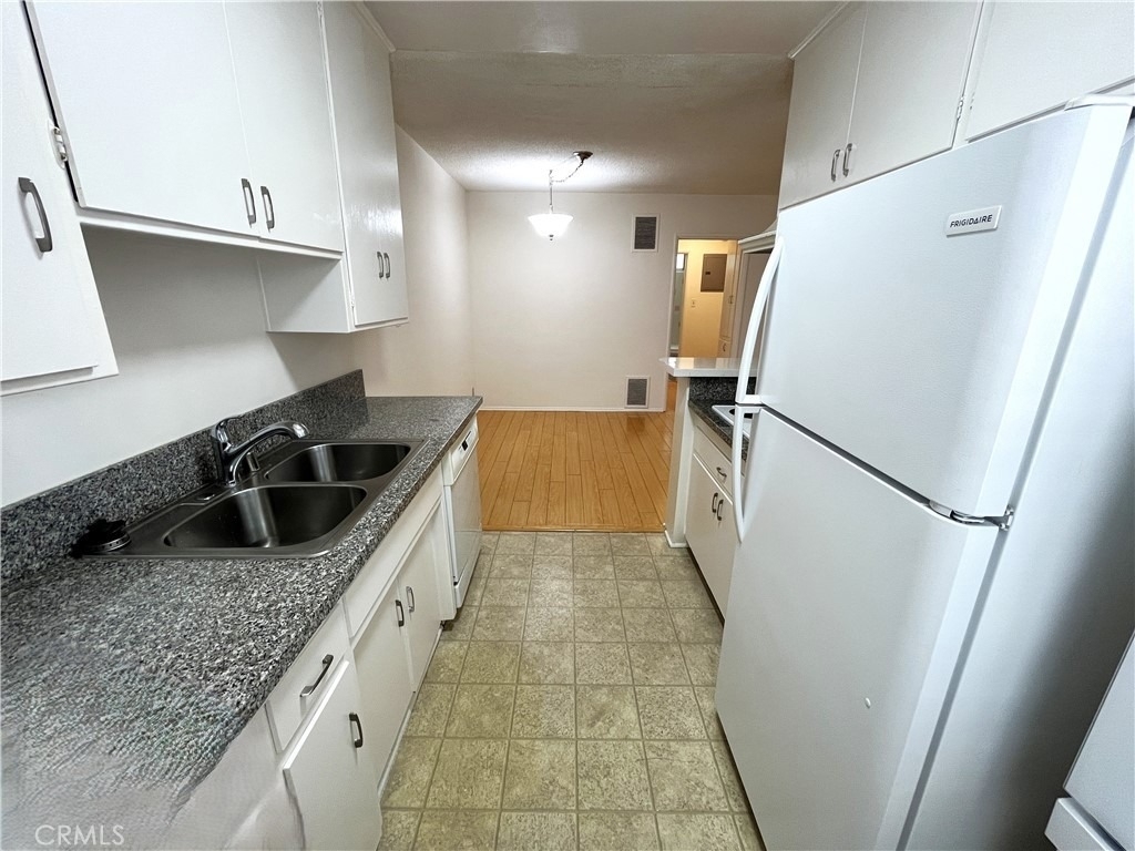 1933 Pelham Avenue - Photo 10