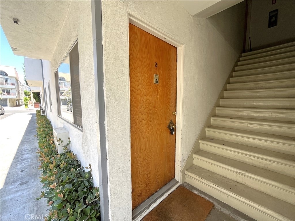 1933 Pelham Avenue - Photo 2