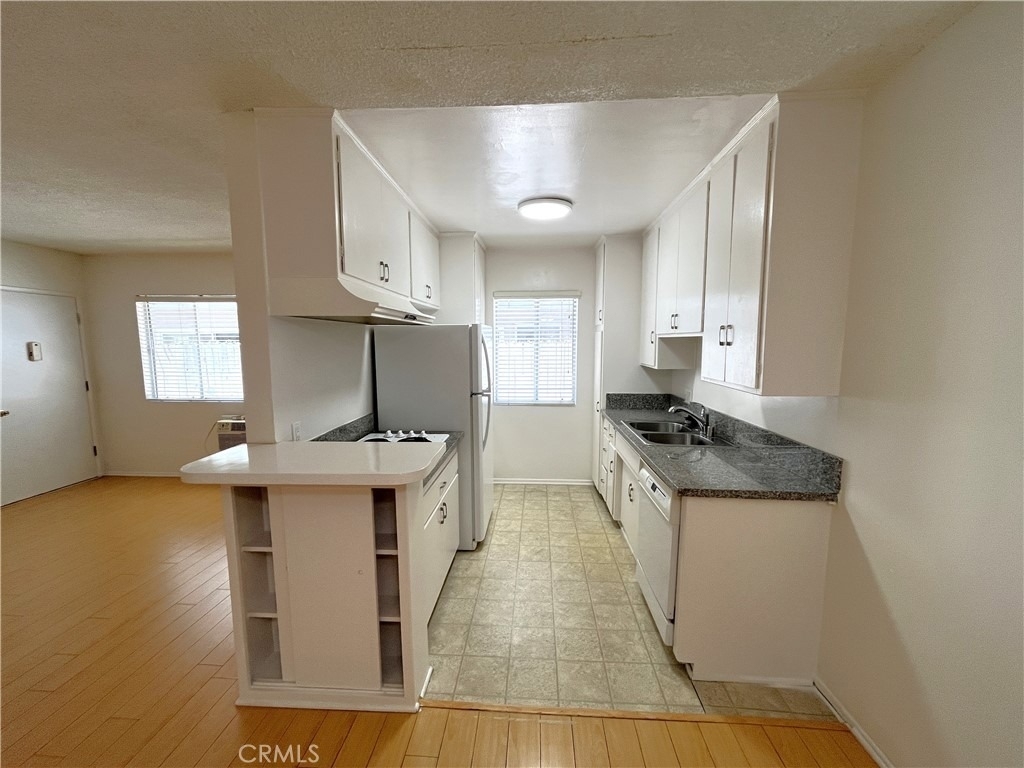 1933 Pelham Avenue - Photo 9