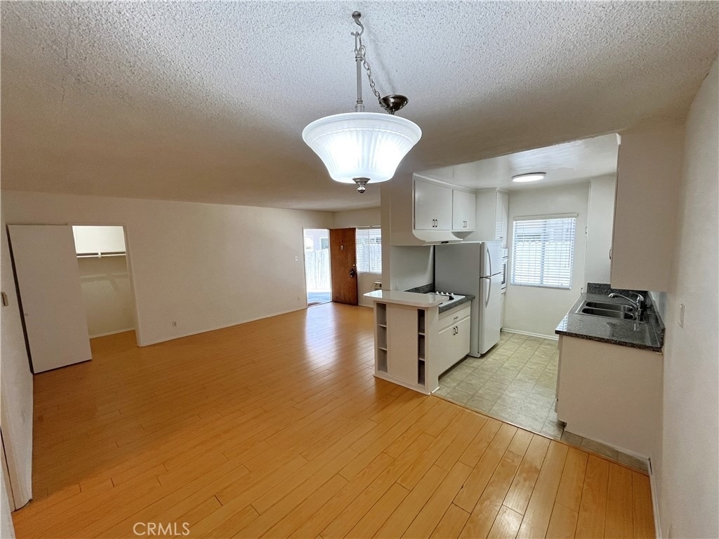 1933 Pelham Avenue - Photo 5