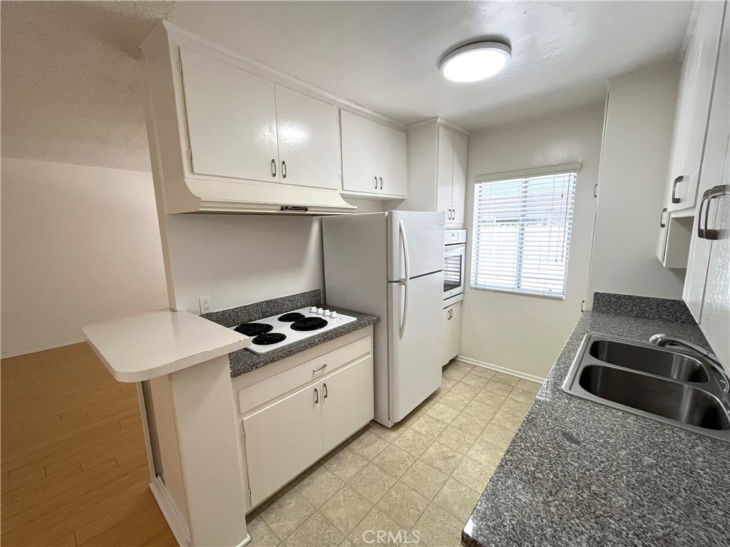 1933 Pelham Avenue - Photo 8