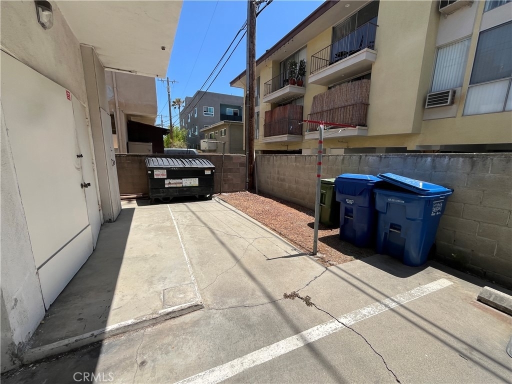 1933 Pelham Avenue - Photo 23