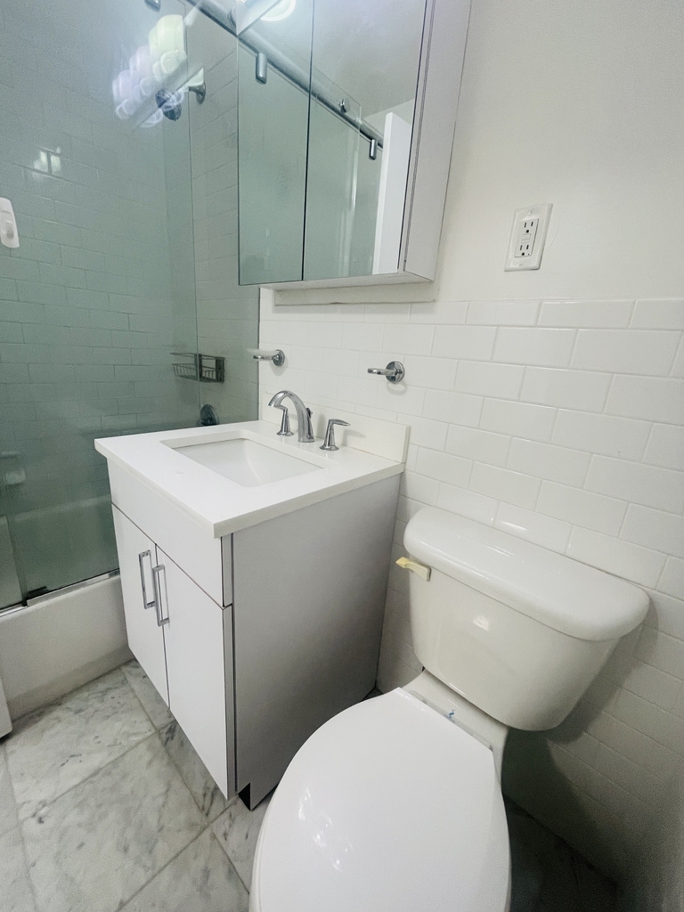 240 E 82nd Street, 5H - Photo 4