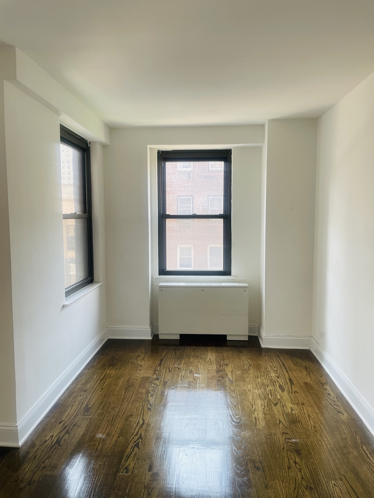 240 E 82nd Street, 5H - Photo 2
