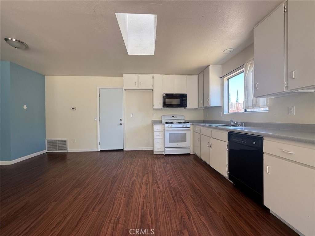 1677 Rosena Avenue - Photo 2