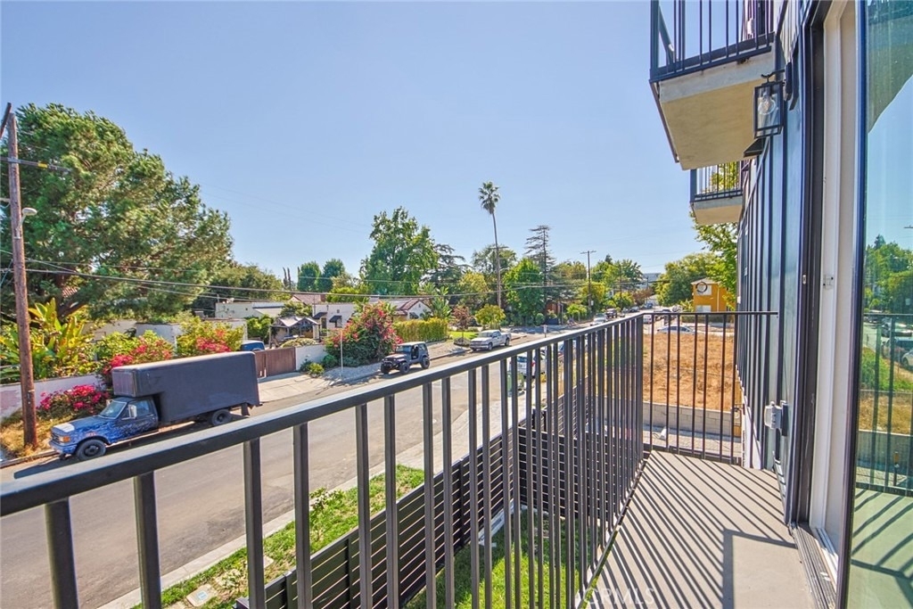 10719 Addison Street - Photo 31