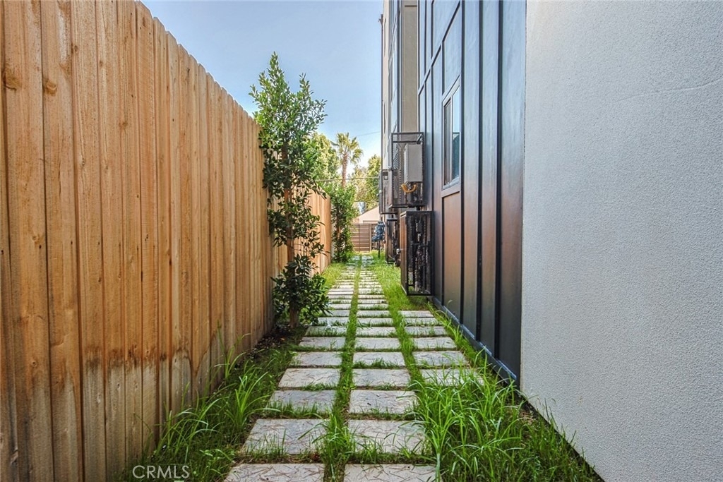 10719 Addison Street - Photo 21