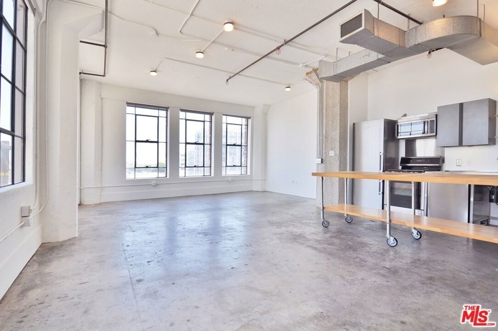 315 E 8th Street - Photo 2